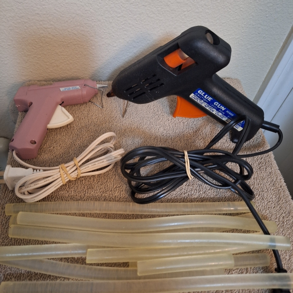 2 Glue Guns